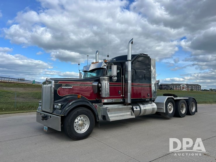 2012-kenworth-w900-image-1