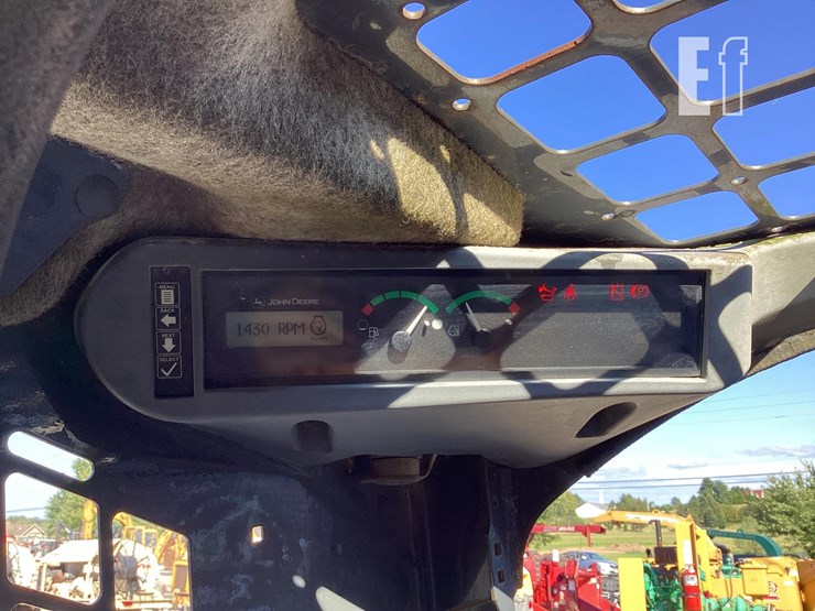 2012-deere-320d-image-27