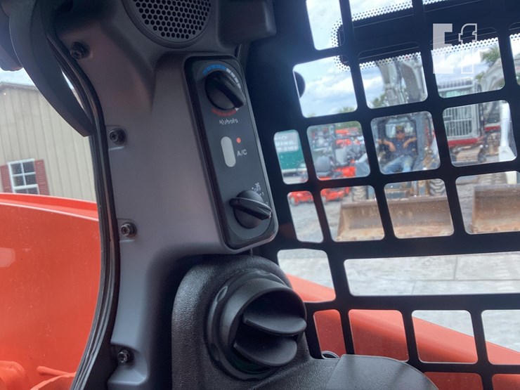 2018-kubota-ssv65-image-19