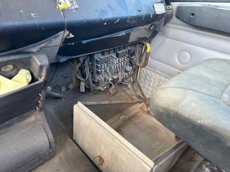 2002-freightliner-fl112-image-20