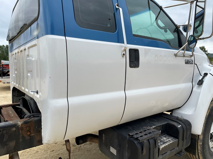 2001-ford-f750-image-18