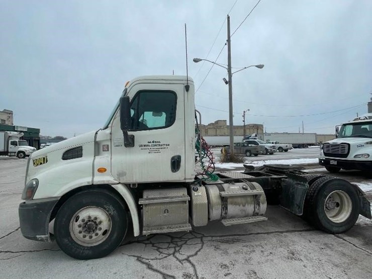 2014-freightliner-cascadia-113-image-4