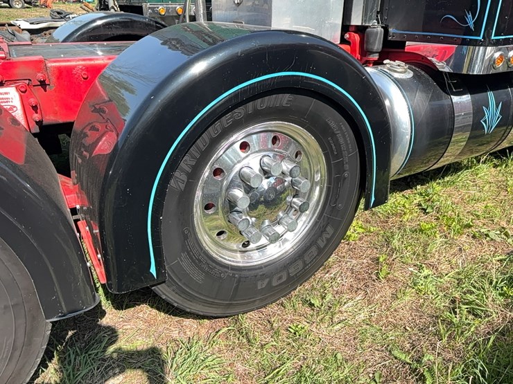 2010-peterbilt-389-image-12