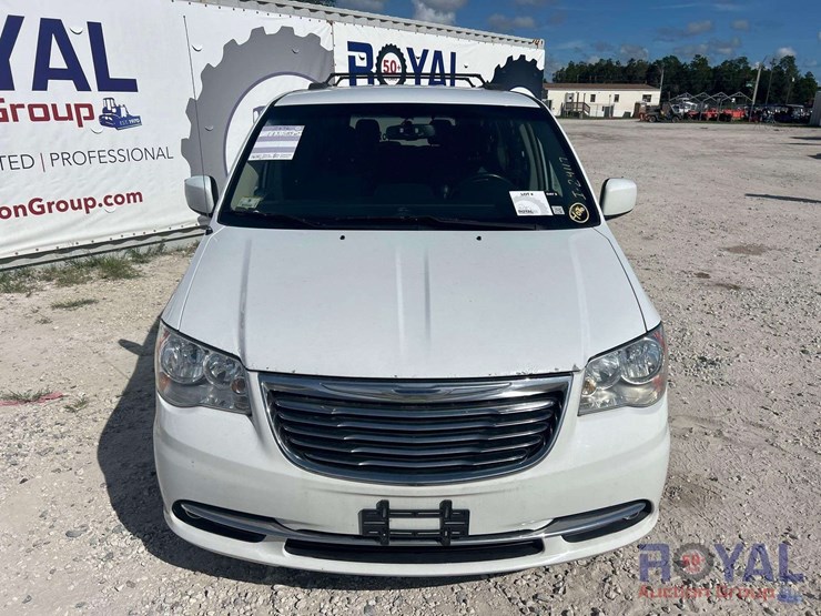 2016-chrysler-town-&-country-image-22