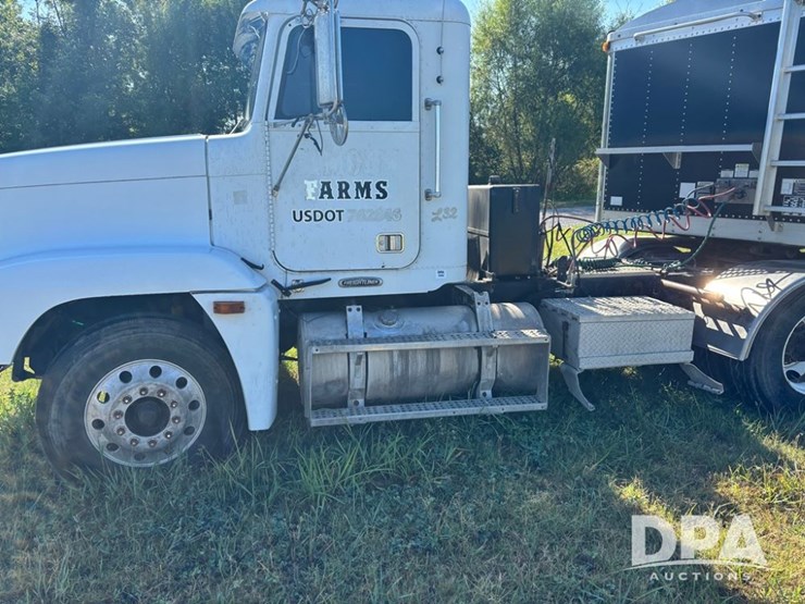 1997-freightliner-fld120-image-10