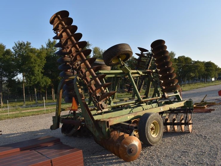 john-deere-235-image-3