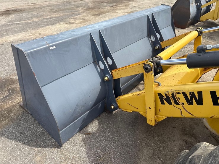 2017-new-holland-b95c-image-10