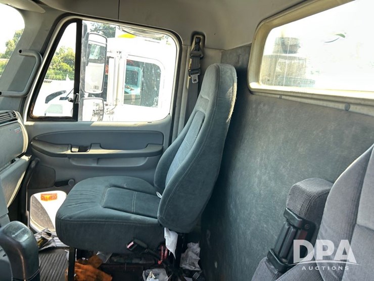 2002-freightliner-columiba-day-cab-truck-(cp0659,-unit-28071)-image-30