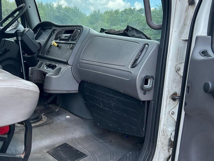 2005-freightliner-business-class-m2-106-image-27