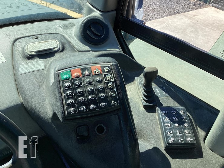 2015-deere-250d-ii-image-12