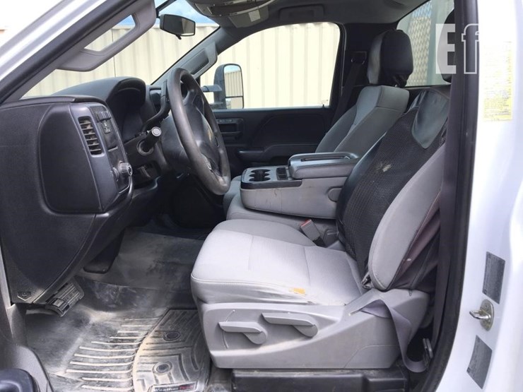 2017-chevrolet-3500-image-9