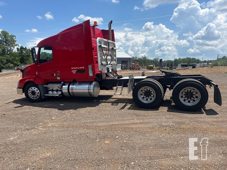 2013-volvo-vnl64t630-image-9