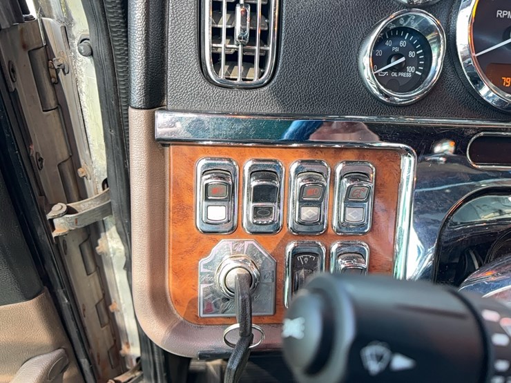 2010-peterbilt-389-image-22
