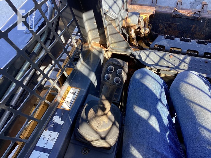 2012-deere-320d-image-25