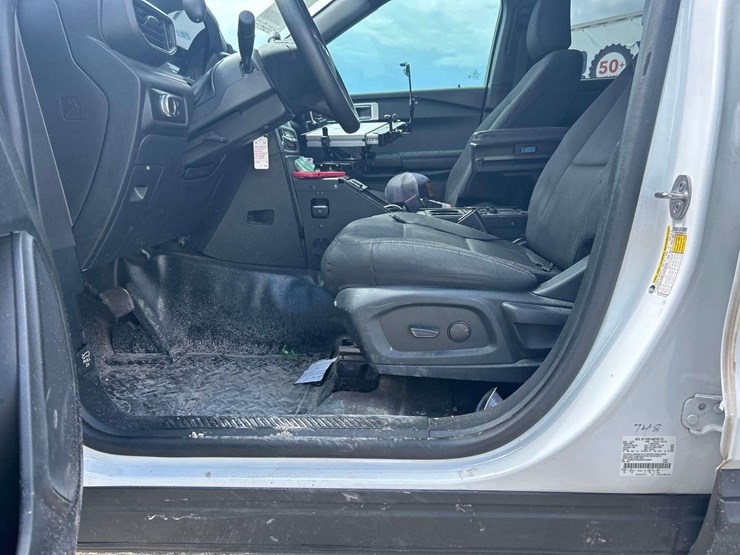 2021-ford-explorer-image-11