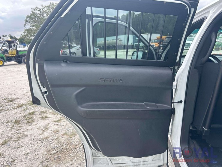2015-ford-explorer-image-17