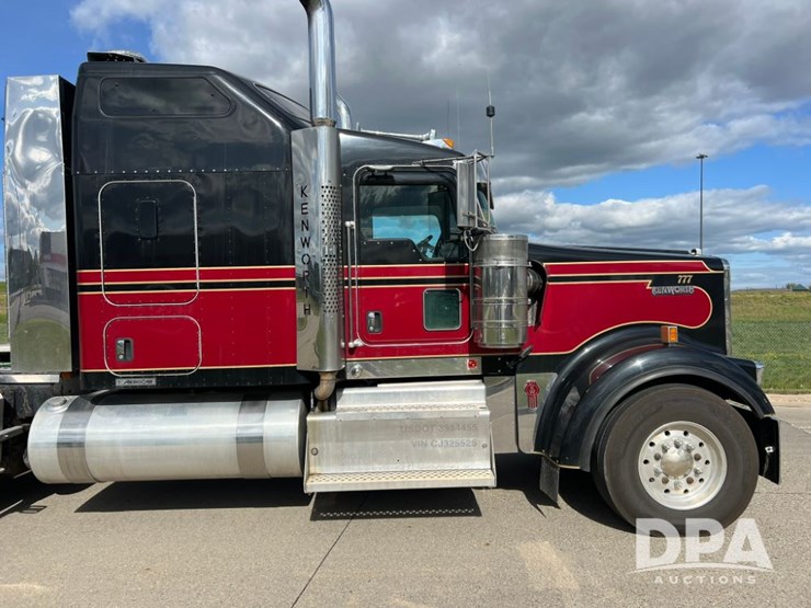 2012-kenworth-w900-image-4