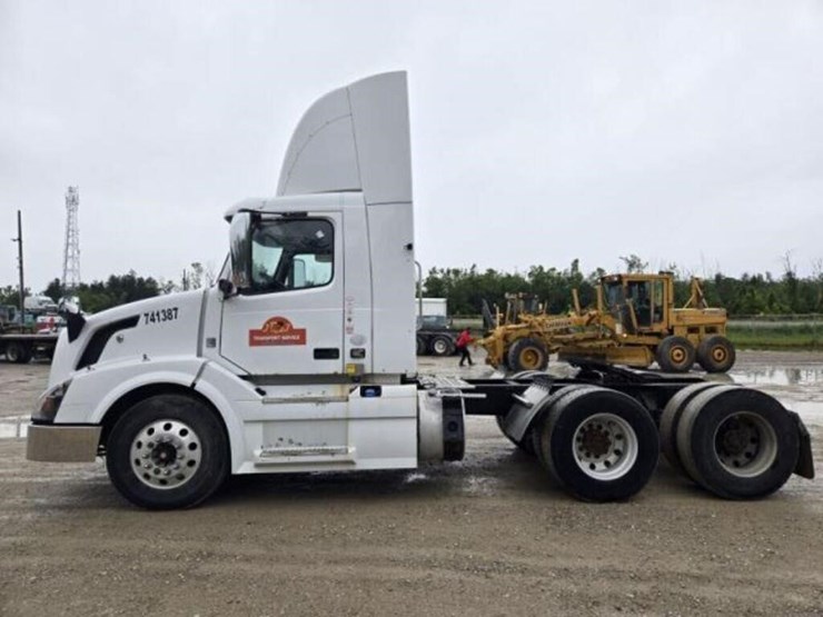 2012-volvo-d13-t/a-hiway-tractor---day-cab-4v4nc9e-image-8