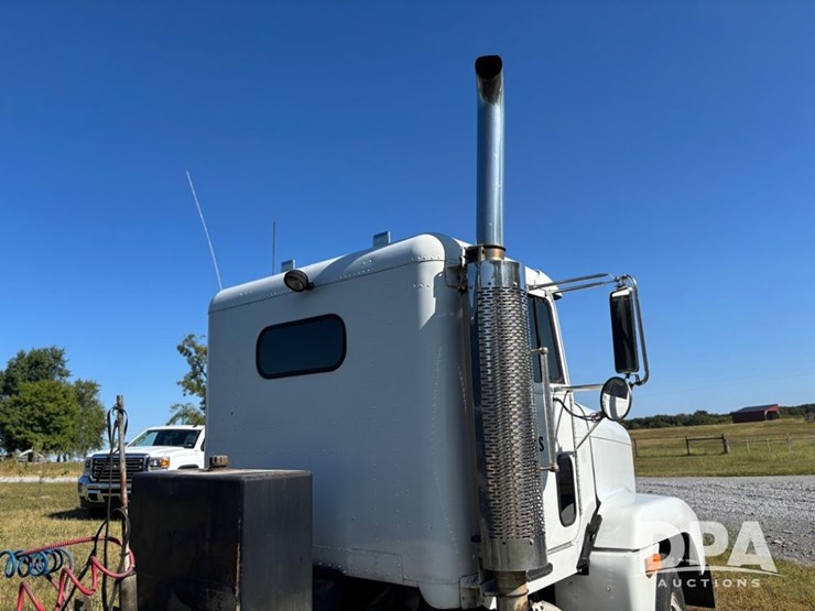 1997-freightliner-fld120-image-44
