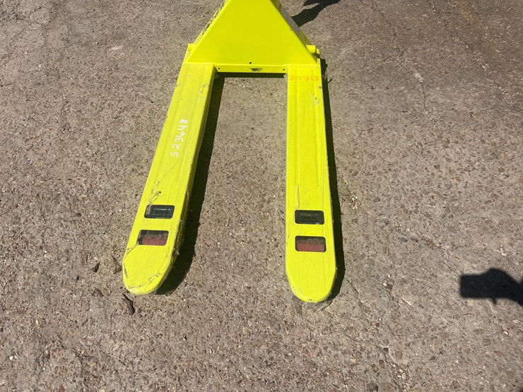 #2040-•-5500lb-pallet-jack-appears-unused-image-4