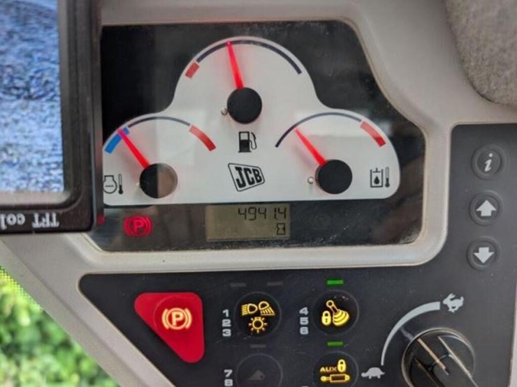 2012-jcb-135-image-12
