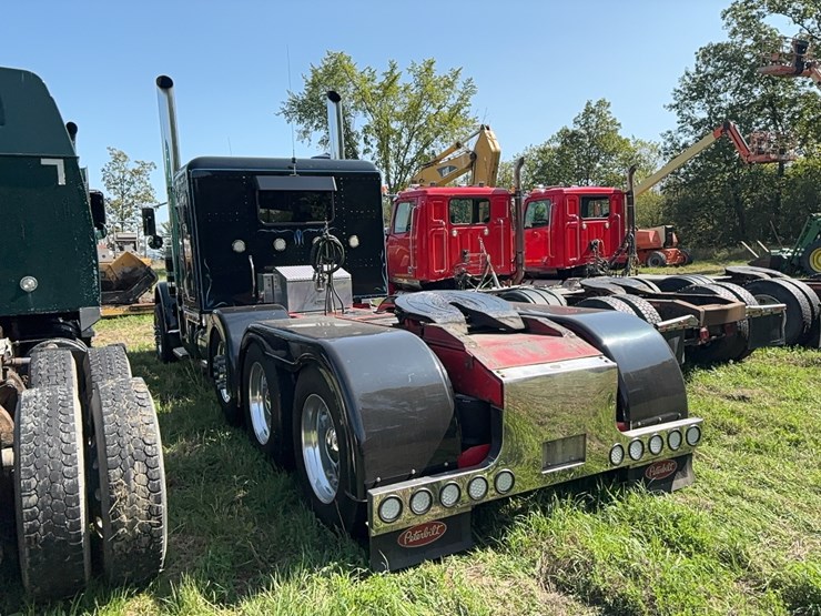2010-peterbilt-389-image-4