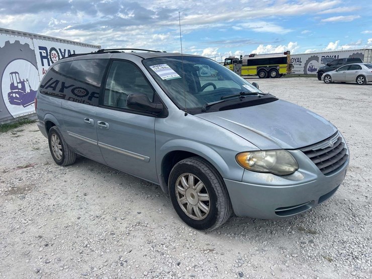2006-chrysler-town-&-country-image-2