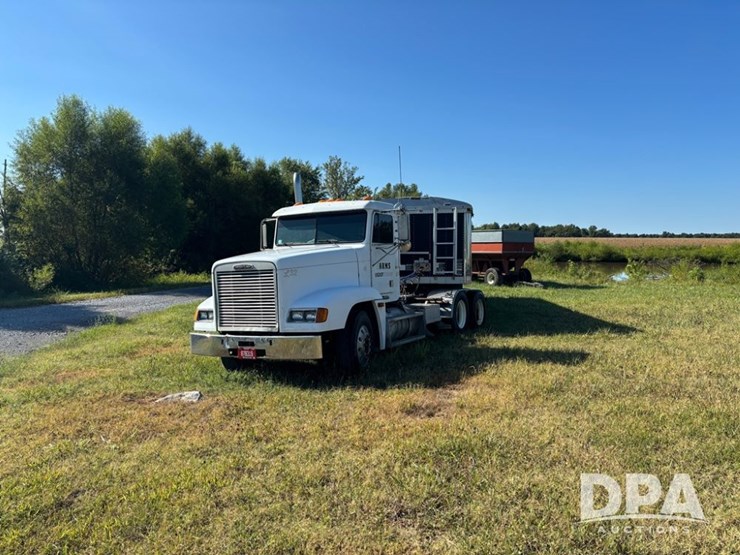 1997-freightliner-fld120-image-1