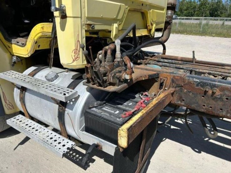 2002-freightliner-fl112-image-23