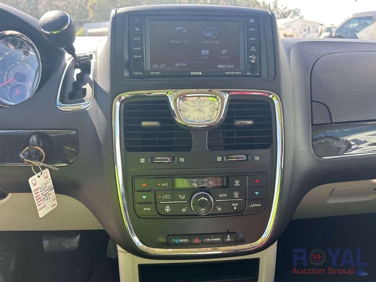 2016-chrysler-town-&-country-image-15