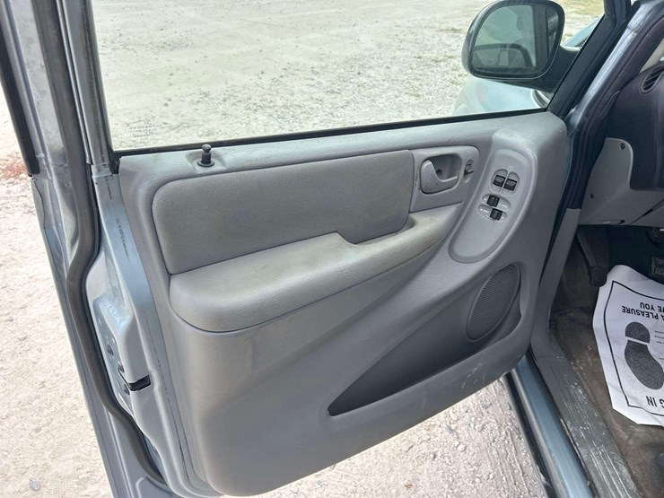 2006-chrysler-town-&-country-image-12