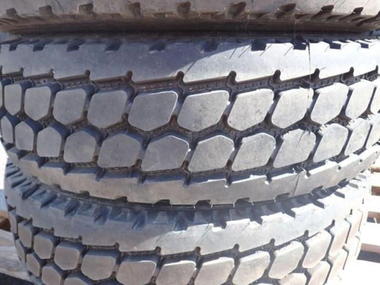 qty-of-(5)-perelli-215/75r17.5-tire(s)-&-rim(s)-image-8