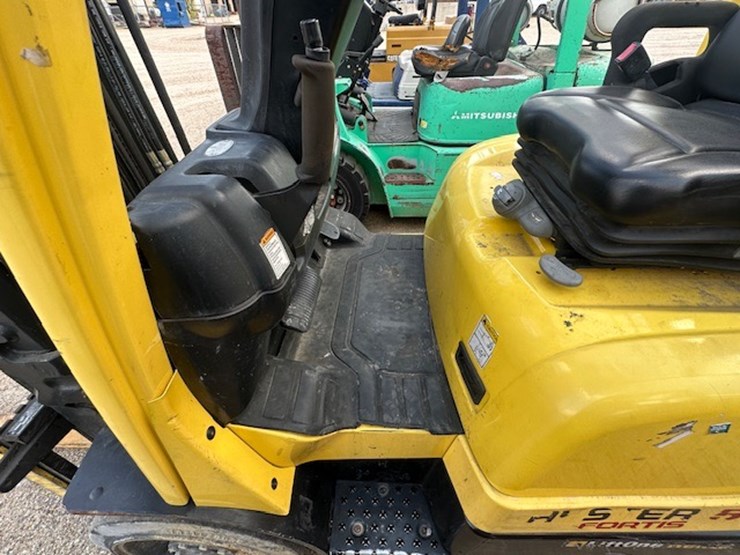 #2083-•-2019-hyster-50-port-forklift-image-12