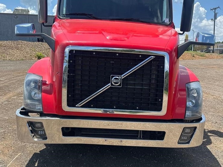 2013-volvo-vnl64t630-image-2