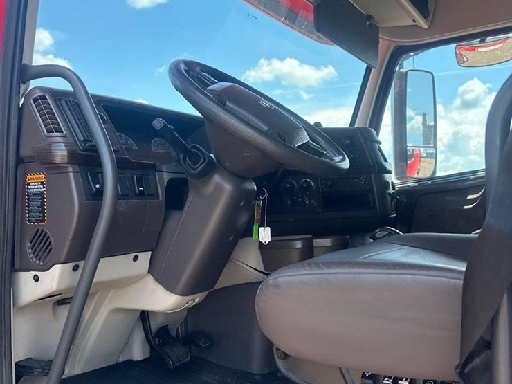 2013-volvo-vnl64t630-image-22
