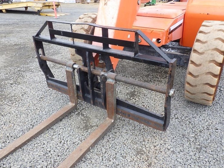 2014-jlg-8042-image-10