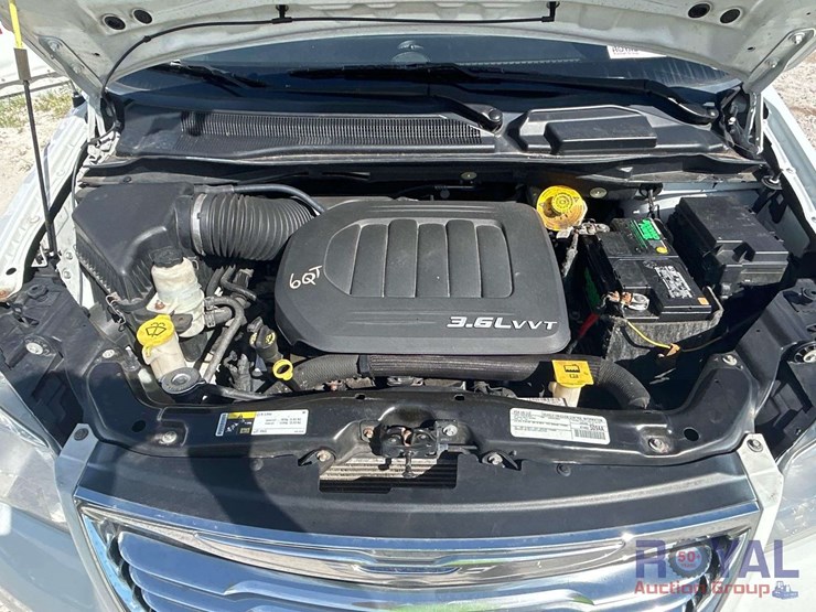 2016-chrysler-town-&-country-image-6
