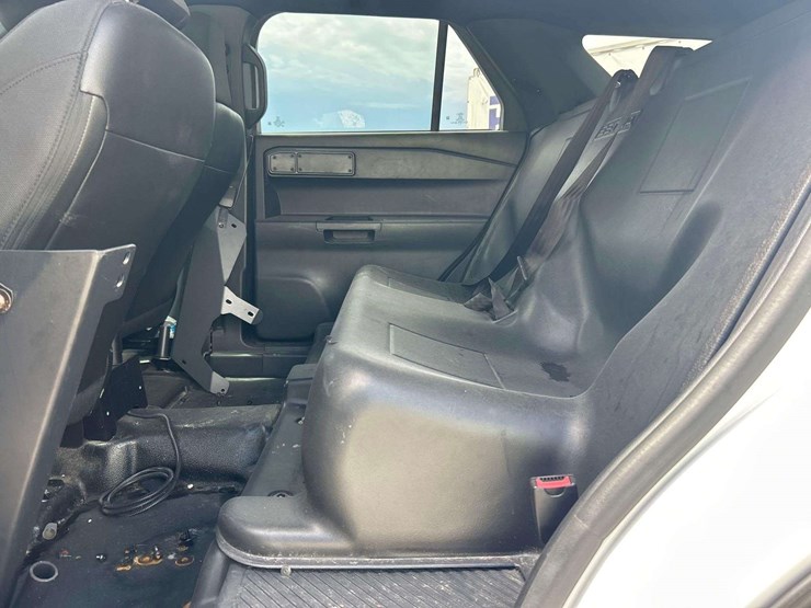 2021-ford-explorer-image-18