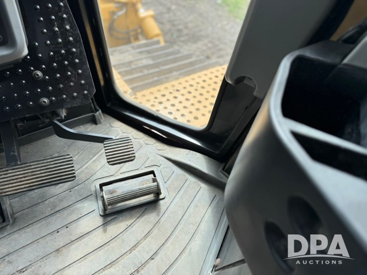 2019-caterpillar-d6t-image-32