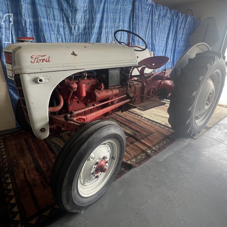 1952 FORD TRACTOR