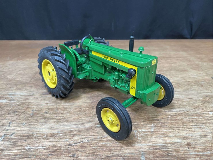 john-deere-320-image-9