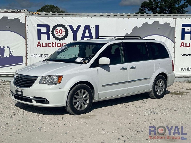 2016-chrysler-town-&-country-image-1
