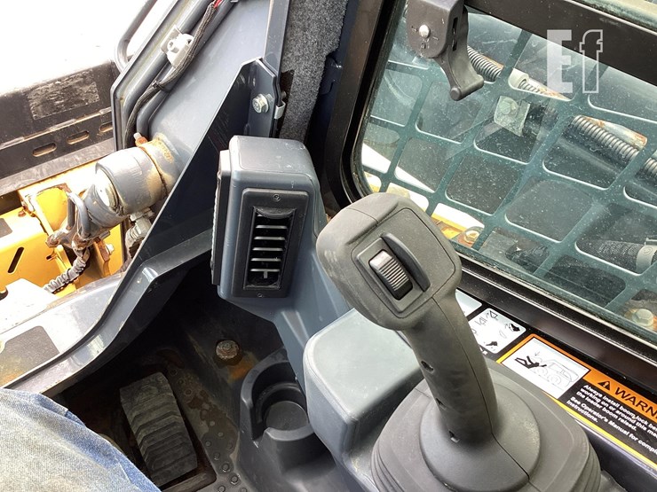 2022-deere-320g-image-16