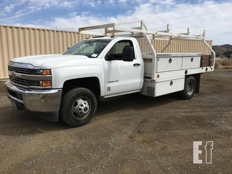2017-chevrolet-3500-image-2