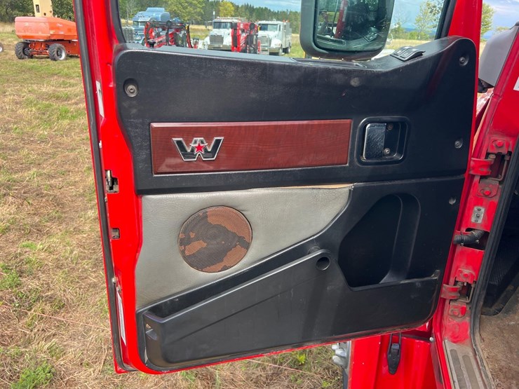 2017-western-star-4700sf-image-23