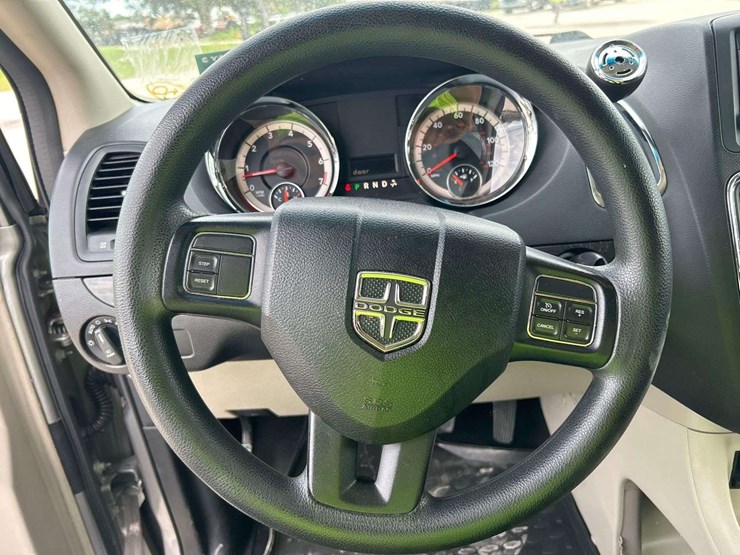 2016-dodge-caravan-image-13
