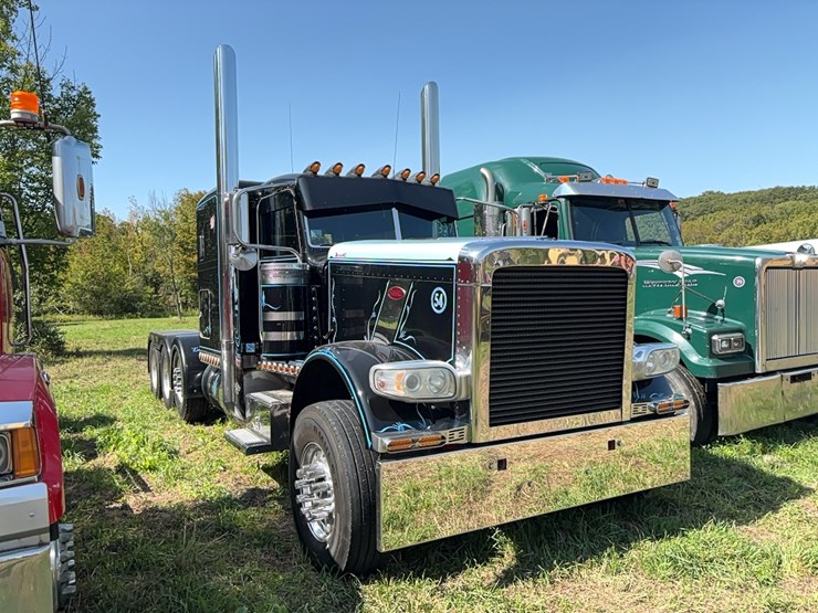 2010-peterbilt-389-image-2