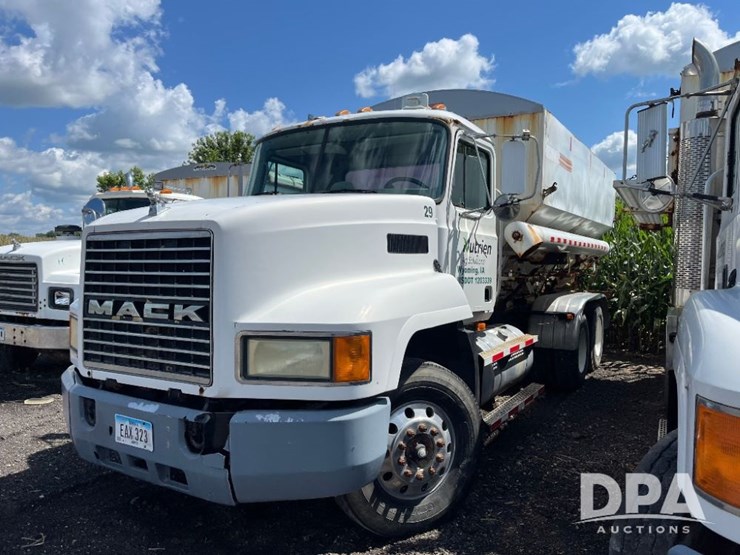 2002-mack-ch613-image-1