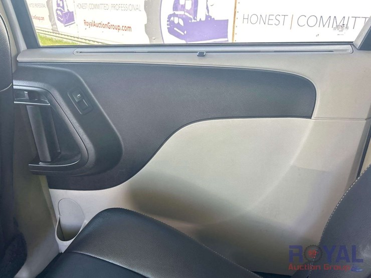 2016-chrysler-town-&-country-image-17