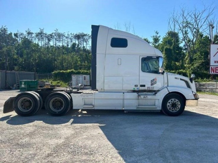 2015-volvo-t/a-hiway-tractor---sleeper-4v4nc9eh3fn-image-3